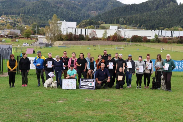 Großes Gruppenfoto mit Menschen und Hunden auf dem Vereinsgelände