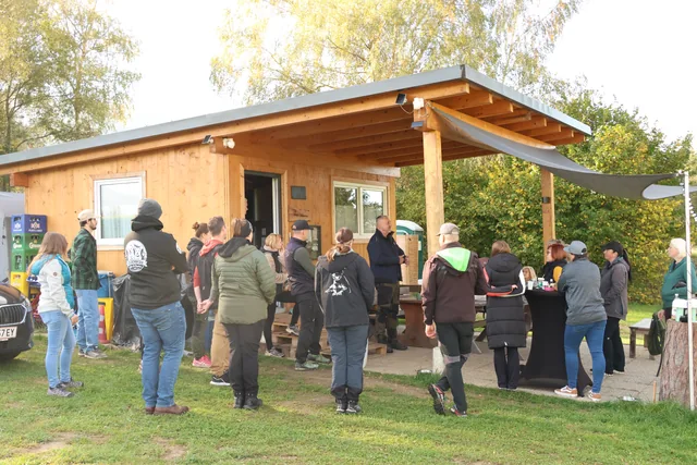 Vereinsmitglieder treffen sich vor dem Vereinshaus